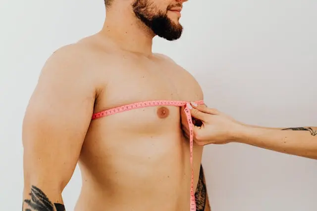 Por qué se acumula grasa en el pecho masculino